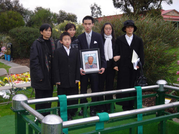 11-家人在杨小凯墓前.jpg